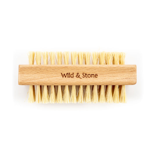 Natural biodegradable nail brush with wooden handle and soft bristles, ideal for cleaning nails and maintaining hygiene.