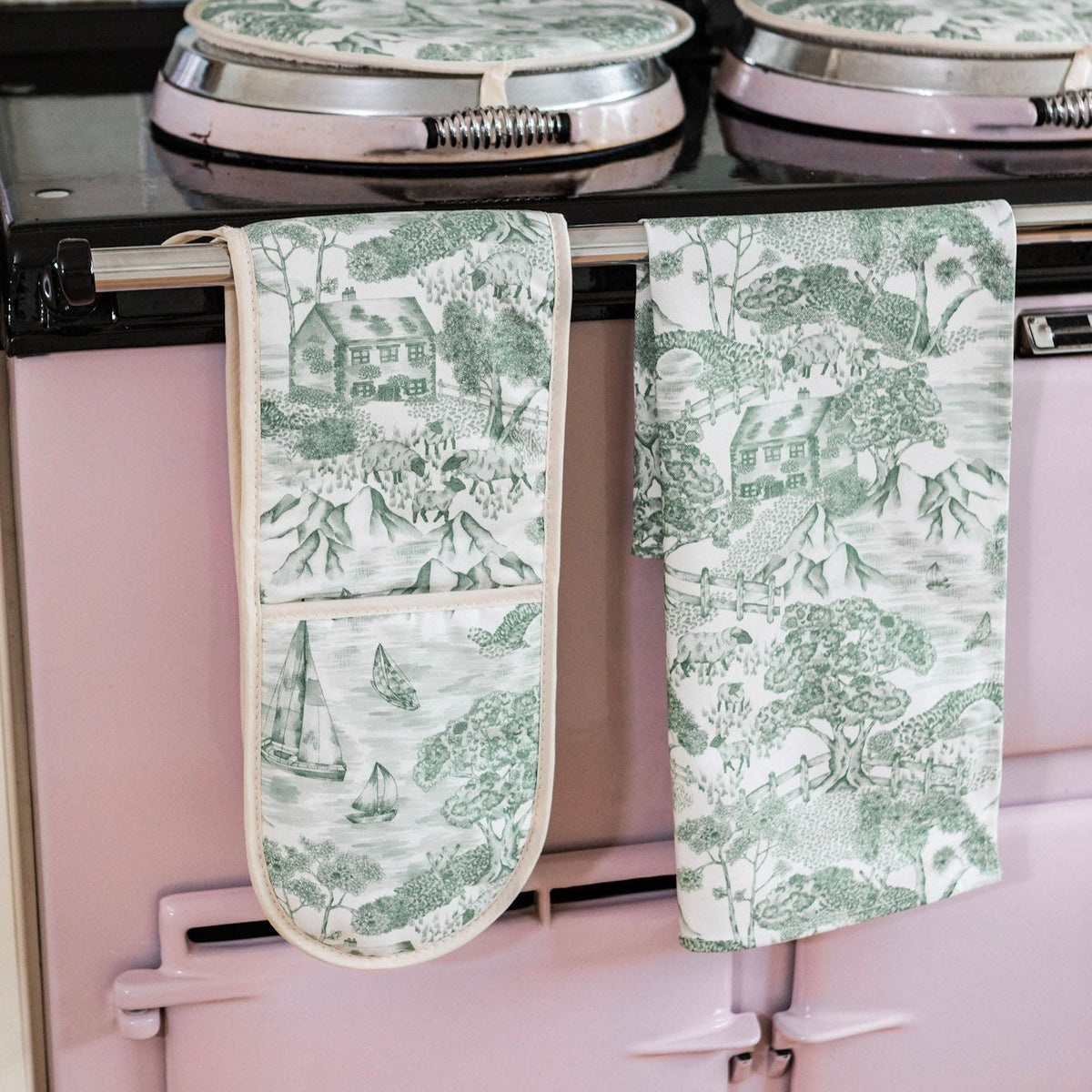 Avalon Home UK Lake District Toile oven glove with blue and white checkered pattern for kitchen safety and style