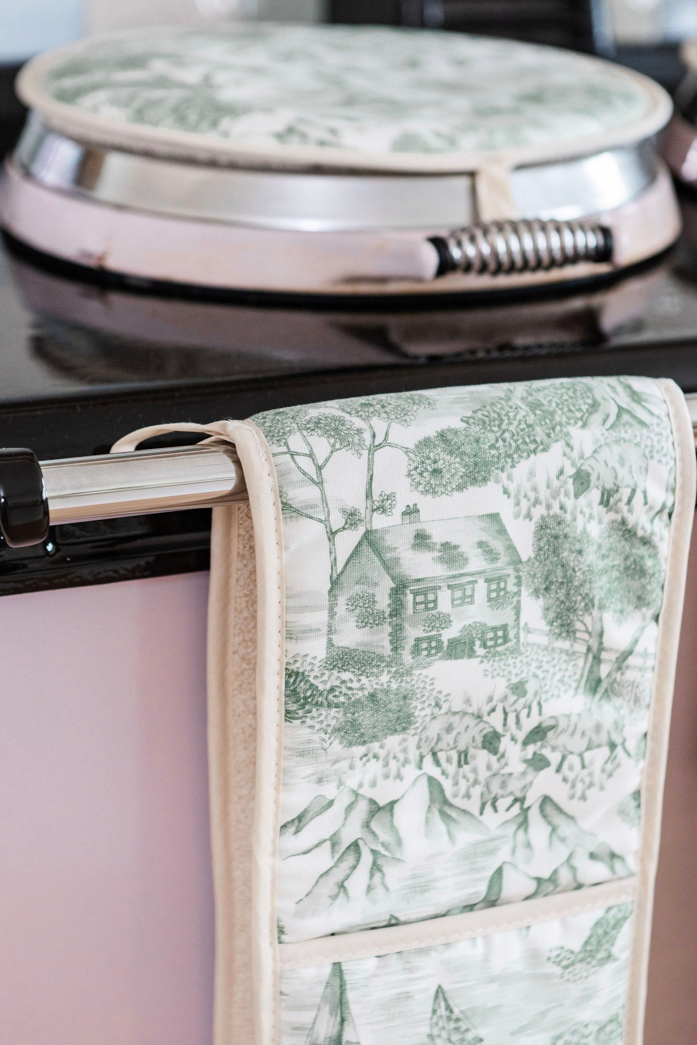 Avalon Home UK Lake District Toile oven glove with blue and white checkered pattern, heat-resistant fabric, and hanging loop.