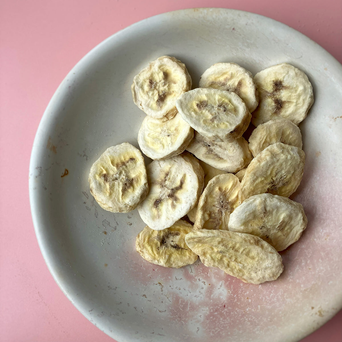 Freeze dried sliced banana from Whole Food Earth, a natural dried fruit snack with crispy banana slices.