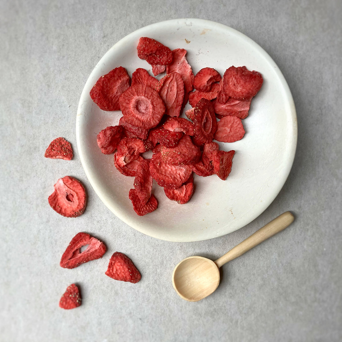 Freeze dried sliced strawberries from Whole Food Earth, dried fruit snack with vibrant red, crispy slices for healthy eating.