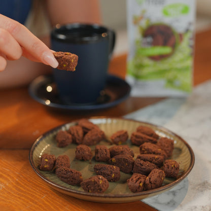EverFree gluten-free pistachio and cocoa cookie showing a round, crunchy treat with pistachio nuts and cocoa flavor.