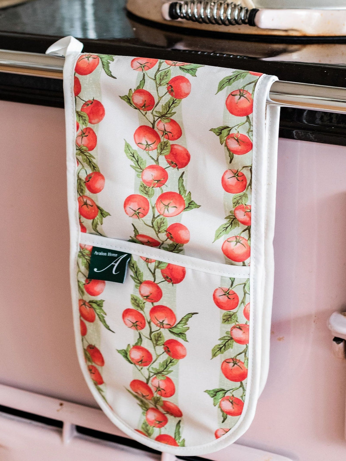 Vine tomato oven glove from Avalon Home UK featuring a vibrant tomato design, ideal for handling hot cookware in the kitchen.