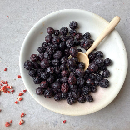 Freeze dried whole blueberries from Whole Food Earth, dried fruit with vibrant blue color and natural texture.