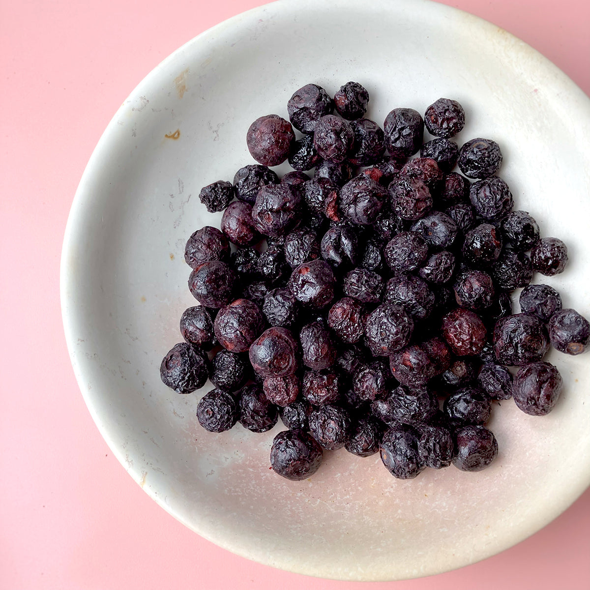 Freeze dried whole blueberries from Whole Food Earth, a natural dried fruit with vibrant blue color and crispy texture.