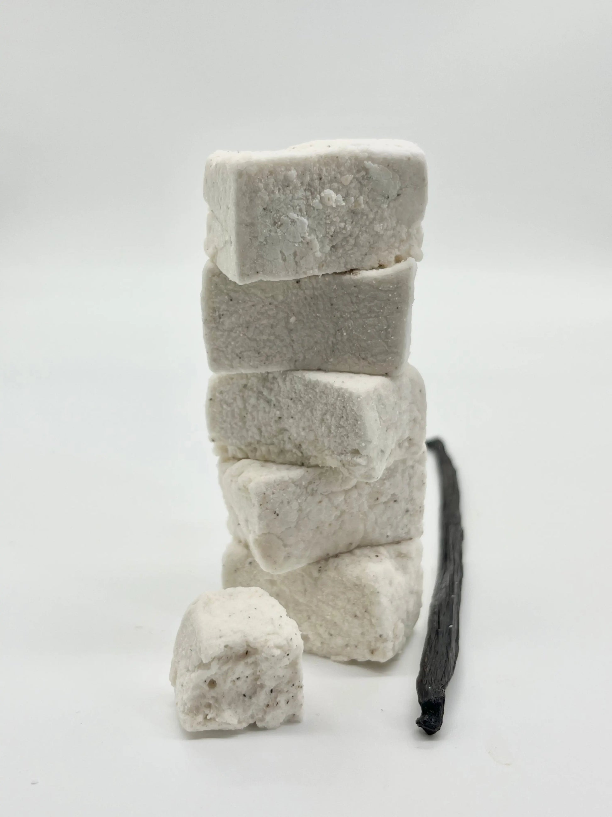 Gorvett & Stone honey and vanilla marshmallow with a soft, fluffy texture and a golden honey and vanilla flavor.