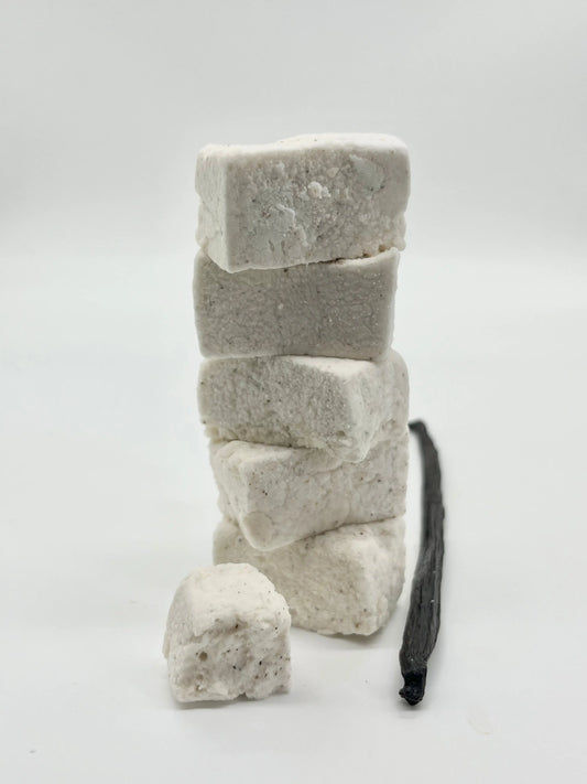 Gorvett & Stone honey and vanilla marshmallow with a soft, fluffy texture and a golden honey and vanilla flavor.