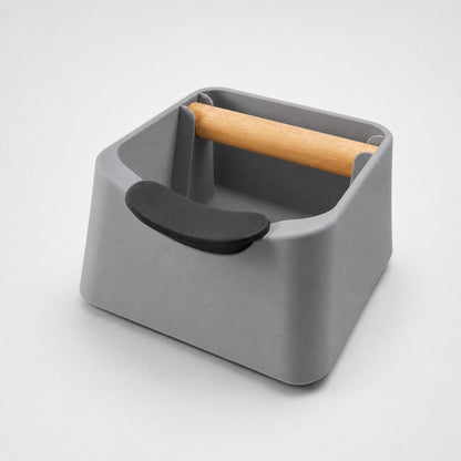 KNOCDIC® Pod 3-in-1 espresso knock box with ash grey finish, includes portafilter stand and oak wood knock bar for coffee preparation.