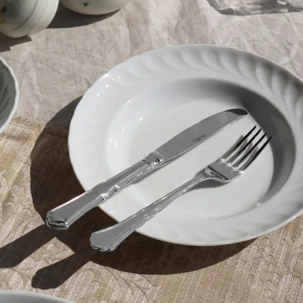Glassware UK Pintinox Settecento table fork with mirror polish finish, showcasing its elegant cutlery design and shiny stainless steel surface.