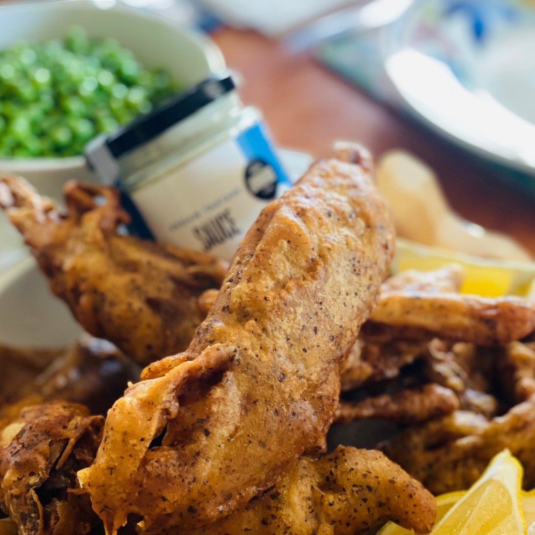 Janda Food Vegan Tartare Sauce served with fish and chips, showcasing a creamy, plant-based condiment in a serving dish.